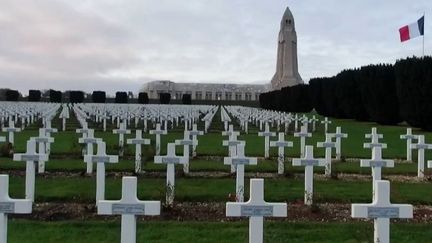 À quelques jours du 11 Novembre, qui célèbre l'armistice de la Première Guerre mondiale, beaucoup de Français font le choix en famille de se rendre à Verdun (Meuse), l'un des plus grands champs de bataille du conflit. 500 000 visiteurs y sont accueillis chaque année. (France 2)