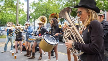 Un groupe joue dans le quartier parisien de Menilmontant pour la Fête de la musique, le 21 juin 2019. (GARDEL BERTRAND / HEMIS.FR / AFP)