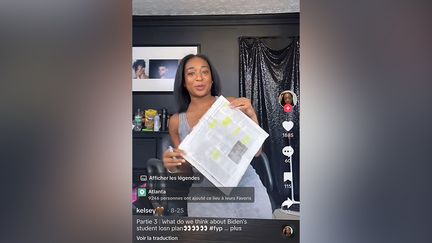 Kelsey Russel filme ses revues de presse sur TikTok. (CAPTURE D'ECRAN TIKTOK)