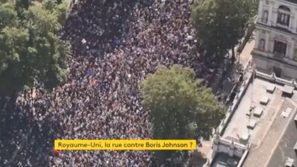 Royaume-Uni : la rue manifeste face au Premier ministre Boris Johnson