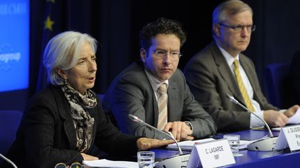 Trois repr&eacute;sentants de la tro&iuml;ka &agrave; l'issue des n&eacute;gociations sur le plan de sauvetage de Chypre, le 25 mars 2013 &agrave; Bruxelles (Belgique) : de gauche &agrave; droite,&nbsp;la directrice g&eacute;n&eacute;rale du FMI, Christine Lagarde, le pr&eacute;sident de l'Eurogroupe, Jeroen Dijsselbloem, et le commissaire europ&eacute;en aux Affaires &eacute;conomiques et mon&eacute;taires, Olli Rehn. (JOHN THYS / AFP)