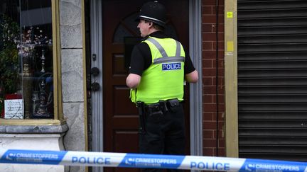 Un policier à&nbsp;Birmingham (Royaume-Uni), où plusieurs arrestations ont été effectuées après&nbsp;l'attaque à Londres, le 23 mars 2017. (PAUL ELLIS / AFP)