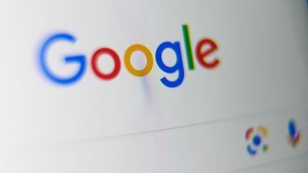 Le logo de Google sur l'écran d'une tablette, le 3 septembre 2019. (DENIS CHARLET / AFP)