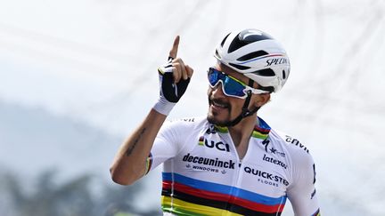 Julian Alaphilippe victorieux au sommet du Mur de Huy (Belgique), le 21 avril 2021. (ERIC LALMAND / BELGA MAG / AFP)