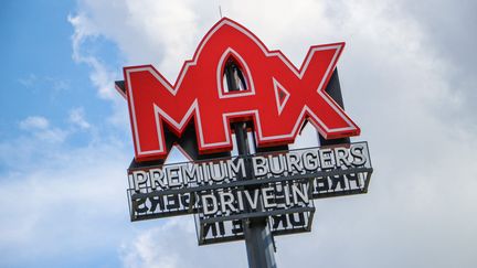 L'enseigne géante d'un restaurant de la chaîne Max, en Pologne, en 2019. (MICHAL FLUDRA / NURPHOTO)