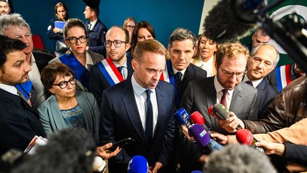 Le ministre de l' Economie, Antoine Armand , et le ministre Industrie, Marc Ferracci à l'usine Sanofi de Lisieux, lundi 14 octobre 2024. (MATHIS HARPHAM / OUEST-FRANCE / MAXPPP)