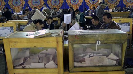 D&eacute;pouillement des bulletins de vote au Caire (Egypte), le 29 novembre 2011. (AHMED JADALLAH / REUTERS)