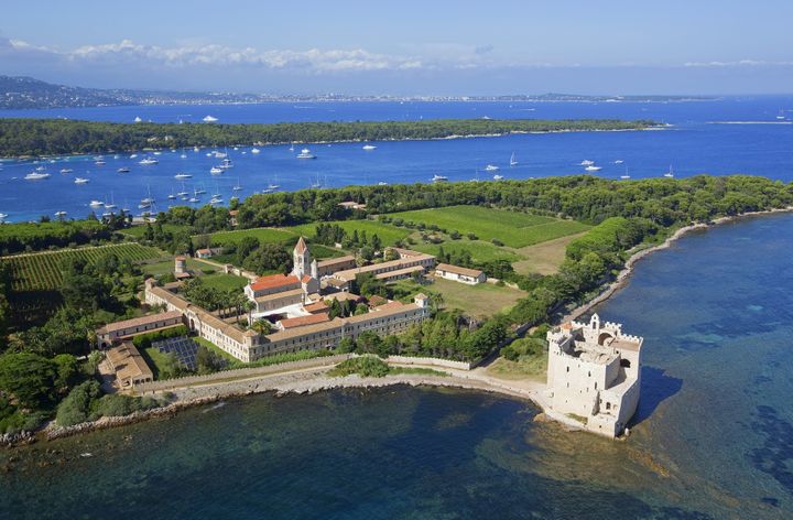 L'abbaye de Lérins et le monastère fortifié sur l'île de Saint-Honorat.
 (Camille MOIRENC / hemis.fr / AFP)