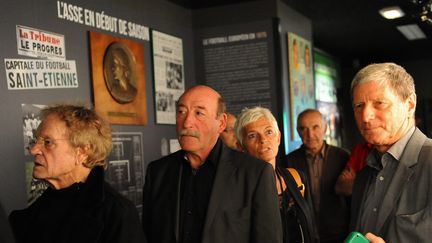 Robert Herbin (G), Patrick Revelli (M) et Jean-Michel Larqué (D) à l'occasion d'une exposition au musée des Verts à Saint-Étienne, le 14 octobre 2015. (PHILIPPE VACHER / MAXPPP)