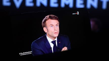 Le président de la République Emmanuel Macron sur le plateau de l'émission "L'Événement" sur France 2 le 26 octobre pour débattre sur les sujets intérieurs. (MOURAD ALLILI / MAXPPP)