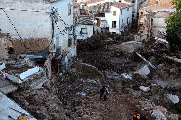 Dans les rues du village de Letur (Espagne), les habitants découvrent un paysage dévasté en raison d'une crue, le 30 octobre 2024. (OSCAR DEL POZO / AFP)