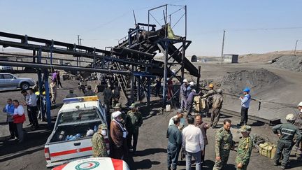 Des secouristes et des employés de la mine de charbon à Tabas (Iran), après la déflagration qui a fait au moins 51 morts, le 22 septembre 2024. (IRANIAN RED CRESCENT SOCIETY / ANADOLU / AFP)