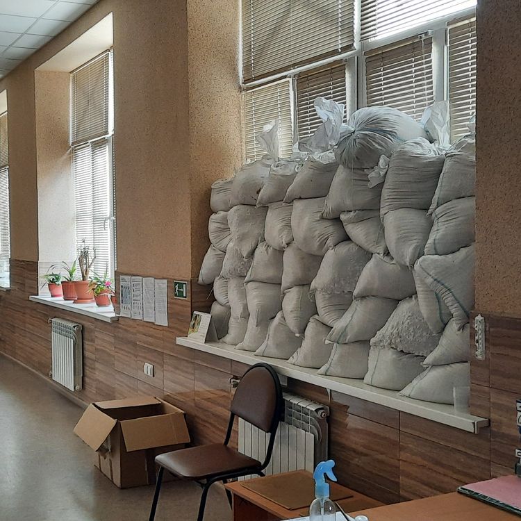 Gramadorsk Hospital defended itself with sandbags.  (Farida Knorr / Franceinfo)