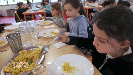 "Changer le monde par l'assiette", la révolution du bio et "fait maison" dans les cantines scolaires