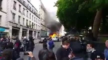 Une voiture de police incendiée à Paris