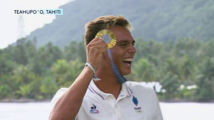 Le surfeur Kauli Vaast s’est offert dans la nuit du lundi 5 au mardi 6 août une magnifique médaille d’or. (France 2)