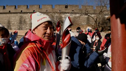 Le 3 février, à&nbsp;la veille de l'ouverture des Jeux Olympiques d'Hiver de Pékin, l'acteur Jackie Chan porte la flamme olympique sur la Grande Muraille de Chine (NOEL CELIS / AFP)