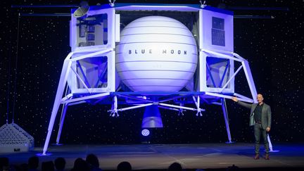 Le patron d'Amazon et de Blue Origin, Jeff Bezos, présente l'alunisseur Blue Moon, le 9 mai 2019 à Washington (Etats-Unis). (SAUL LOEB / AFP)