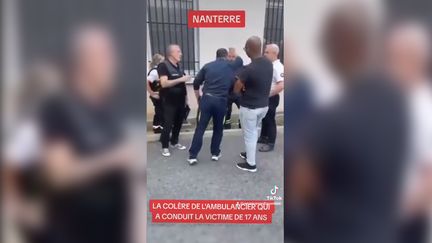 L'ambulancier, filmé en train de s'en prendre verbalement à des policiers après la mort du jeune Nahel a été placé en garde à vue pour "outrage" et "menaces". (CAPTURE D'ECRAN)