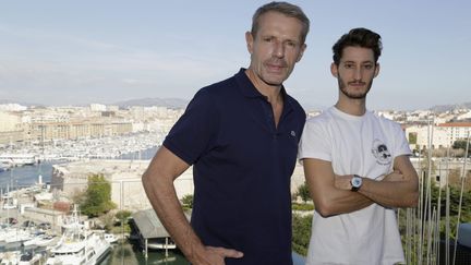 Lambert Wilson et Pierre Niney, père et fils Cousteau à l'écran, le 22 septembre 2016 à Marseille. (SPEICH FREDERIC / MAXPPP)