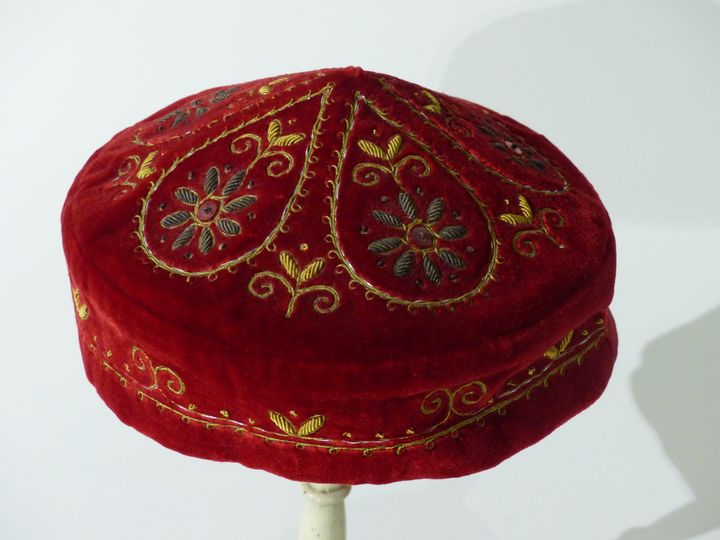 Mains brodeuses, Textiles du monde : chapeau, Ouzbékistan
 (Musée de la Chemiserie)