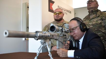 Le président russe Vladimir Poutine tire avec un fusil de sniper Chukavin (SVC-380) lors d’une visite au parc militaire Patriot à Kubinka, près de Moscou, le 19 septembre 2018. (ALEXEY NIKOLSKY / SPUTNIK)