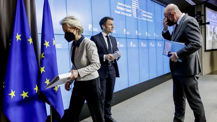 Ursula von der Leyen, présidente de la Commission européenne, Emmanuel Macron, président de la République française, et Charles Michel, président du Conseil européen, le 25 février 2022 à Bruxelles.&nbsp; (OLIVIER HOSLET / POOL / AFP)