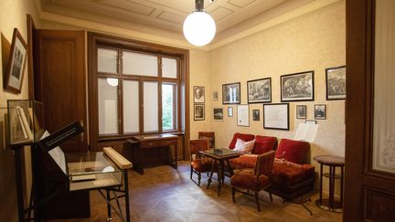 La salle d'attente du fondateur de la psychanalyse Sigmund Freud, le 26 août 2020 (ALEX HALADA / AFP)