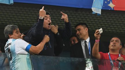 L'ancien joueur de l'Argentine, Diego Maradona, fait un geste déplacé au moment du but de Marcos Rojo qui permet à l'Albiceleste de prendre l'avantage sur le Nigeria (2-1), le 26 juin 2018, à Saint-Pétersbourg, en Russie. (OLGA MALTSEVA / AFP)