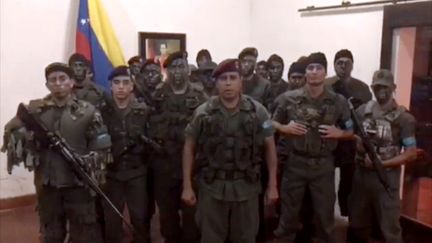 Capture d'écran&nbsp;d'une vidéo diffusée le 6 août 2017 montrant des hommes en tenue militaire se déclarant en rébellion contre le président Nicolas Maduro. (AFP)