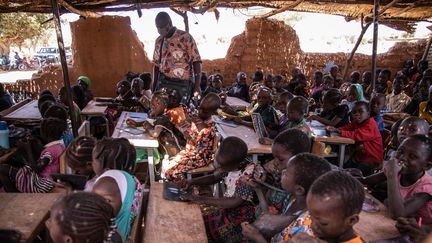 L'école de Koum-Lakre, près de Kaya, dans le nord du Burkina Faso, a vu arriver un grand nombre d'enfants ayant fui leurs villages en proie aux attaques jihadistes, le 16 novembre 2020. (OLYMPIA DE MAISMONT / AFP)