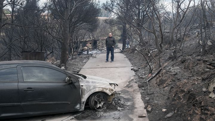 Le propriétaire d'une maison à cerbère constate les dégâts après le violent incendie de végétation dans les Pyrénées-Orientales, le 16 avril 2023. (IDHIR BAHA / HANS LUCAS / VIA AFP)