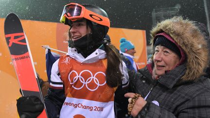 La Française Perrine Laffont, championne olympique de ski de bosses, a partagé son bonheur avec tous ses proches dont sa grand-mère, très émue. (LOIC VENANCE / AFP)