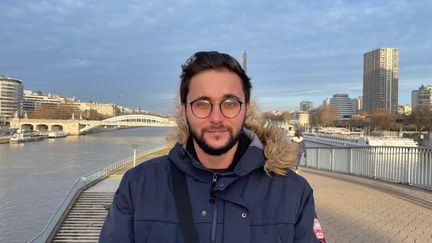 Robin, 27 ans, surveillant dans un internat en région parisienne. (MANON MELLA / FRANCEINFO)