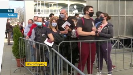 Les étrangers font la queue en Serbie pour se faire vacciner (FRANCEINFO)