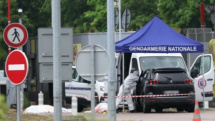 Le péage d'Incarville (Eure), où deux agents pénitentiaires sont morts lors de l'attaque de leur fourgon, dans lequel ils transportaient Mohamed Amra, le 14 mai 2024. (ALAIN JOCARD / AFP)