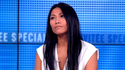 Anggun sur le plateau du Soir 3 le 21 novembre 2015.
 (France 3)