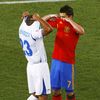 L'attaquant espagnol David Villa échange son maillot avec le Hondurien Sergio Mendoza&nbsp; lors de leur rencontre du premier tour, le 21 juin 2010 à Johannesburg (Afrique du Sud). (DAVID GRAY / REUTERS)