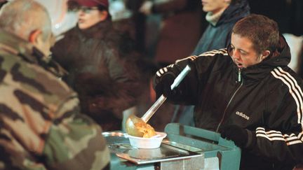 Distribution de soupe chaude par les Restos du Cœur, à Toulouse. (FREDERIC CHARMEUX / MAXPPP)