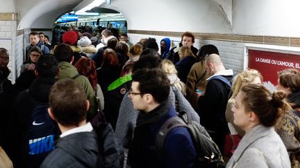 Un couloir du métro bondé, à Paris, le 18 décembre 2019. (JULIEN MATTIA / ANADOLU AGENCY / AFP)