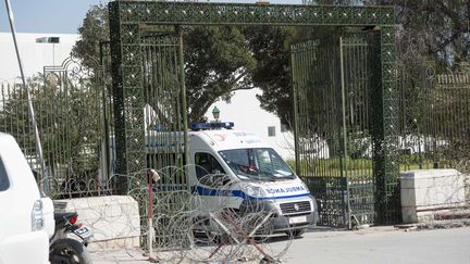 Une ambulance &eacute;vacue des bless&eacute;s du mus&eacute;e du Bardo &agrave; Tunis (Tunisie), mercredi 18 mars, apr&egrave;s une attaque terroriste. (AHMET IZGI / ANADOLU AGENCY)