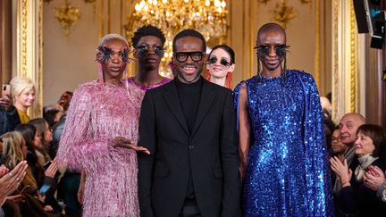 Le styliste Imane Ayissi, entouré de ses mannequins, le 26 janvier 2023 à Paris, lors de la présentation de sa collection printemps-été 2023 baptisée "Agnieup". (IMANE AYISSI)