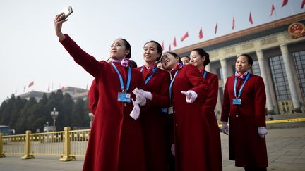 Selfy&nbsp;en marge du Congrès national du peuple à Pékin, le 13 mars 2018. (WANG ZHAO / AFP)