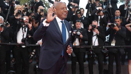 Grande star de&nbsp;cette première soirée, l'acteur américain Forest Whitaker arrive tout sourire&nbsp;pour&nbsp;recevoir la Palme d'or d'honneur. En adéquation avec ses engagements humanitaires, son documentaire&nbsp;"For the Sake of Peace", sera projeté demain en séance spéciale. (JPPARIENTE/JMHAEDRICH/SIPA)