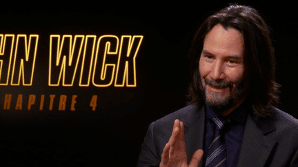 Sa filmographie est à la fois faite de succès planétaires et de ratés monumentaux.  Sans le vouloir, Keanu Reeves est devenu une icône moderne, salué pour sa gentillesse et sa générosité. (FRANCE 2)