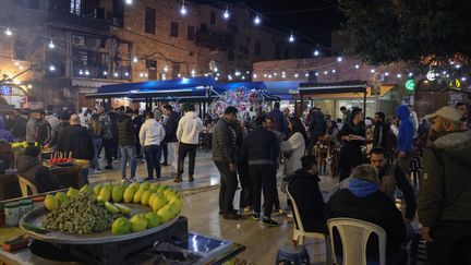 Des habitants de Sidon (Liban) réunis dans un souk durant le mois du Ramadan, le 31 mars 2023. (JOSEPH EID / AFP)