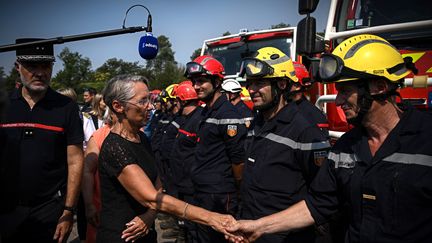 Elisabeth Borne en déplacement en Gironde, le jeudi 11 août. (PHILIPPE LOPEZ / POOL / MAXPPP)