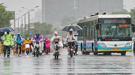 De fortes précipitations s'abattent sur Pékin, en Chine, dans le sillage du typhon Doksuri, le 30 juillet 2023. (IMAGINECHINA / AFP)