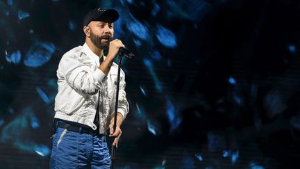 Le musicien français Woodkid lors de la soirée d'ouverture du Montreux Jazz Festival, le 2 juillet 2021. (FABRICE COFFRINI / AFP)