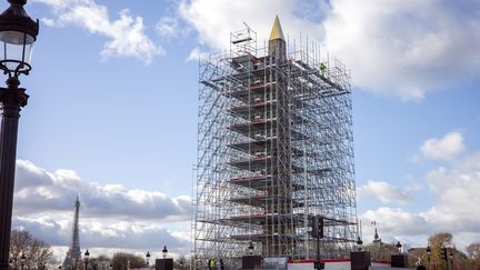 Des échafaudages autour de l'Obelisque de Louxor, place de la Concorde à Paris, le 2 décembre 2021. (BRUNO LEVESQUE / MAXPPP)